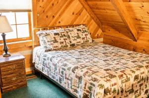 Bearfoot Bungalow- Tiny Cabin Getaway