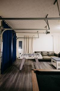 Prof Designed, 5 min KSU, HotTub, Game Room, hiking