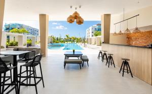 Cozy 2BR Apt, Epic Sun, Pool