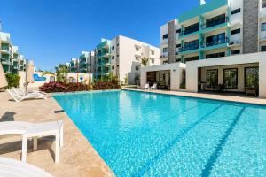 Cozy 2BR Apt, Epic Sun, Pool