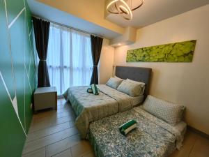2BR Uptown BGC-22Floor view and near Mitsukoshi, Uptown Mall, and Restaurants