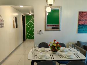 2BR Uptown BGC-22Floor view and near Mitsukoshi, Uptown Mall, and Restaurants