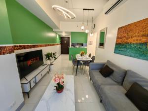 2BR Uptown BGC-22Floor view and near Mitsukoshi, Uptown Mall, and Restaurants