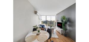 Luxury CBD Views, 2 Bedroom Apartment with Rooftop Jacuzzi and City Views