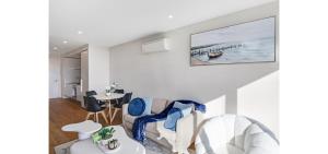 Luxury CBD Views, 2 Bedroom Apartment with Rooftop Jacuzzi and City Views