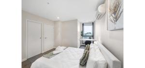 Luxury CBD Views, 2 Bedroom Apartment with Rooftop Jacuzzi and City Views