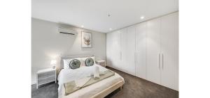 Luxury CBD Views, 2 Bedroom Apartment with Rooftop Jacuzzi and City Views