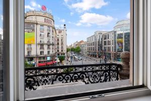 Grand Boulevard Gem Historic Apt with Balcony Views