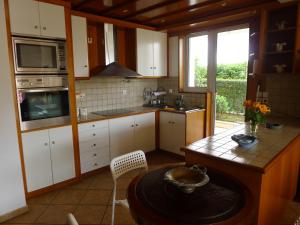 Seafront Porto Rafti, 95 sq m close to airport, garden