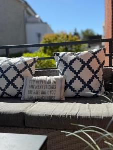 HAPPY PLACE mit Sonnen-Balkon und Stellplatz nur 400 m zum Strand