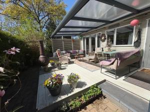 Gezellige ruime Cottage, privé, 2 slaapkamers, hond welkom!