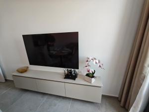 Panoramic Sea View Apartment - Balcony - Close to Beach & Center - Free Parking