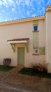 "LE PETIT BONHEUR" Maison 45 m2, idéal famille 6 personnes, terrasse vue nature, accès piscine gratuit