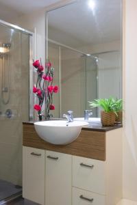 Chic 1BR Retreat Heart of City Pool&Gym Views