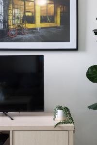 Chic 1BR Retreat Heart of City Pool&Gym Views