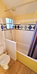 "LE PIED DALOUETTE" Maison 8 personnes, village vacances, au coeur dun golf 18 trous, accès piscines gratuit