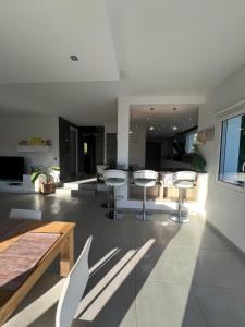 Villa avec piscine à 5 minutes du lac
