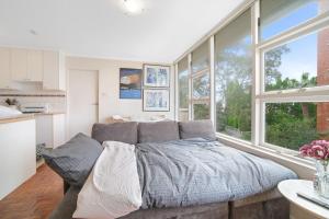 1 Bedroom Apartment Sydney Harbour Bridge View Free Carpark 2 minute walk to waters edge