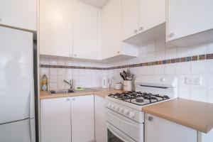 1 Bedroom Apartment Sydney Harbour Bridge View Free Carpark 2 minute walk to waters edge