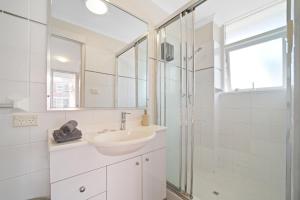 1 Bedroom Apartment Sydney Harbour Bridge View Free Carpark 2 minute walk to waters edge