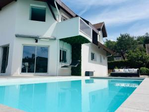 Villa avec piscine à 5 minutes du lac
