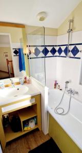 "MOULIN VERT RIVAGE" Maison, 6 personnes, au coeur du golf, village vacances, accès piscines gratuit