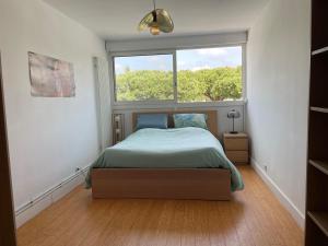 Spacious 4 bedroom apartment 4th floor downtown 600m from the beach