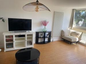 Spacious 4 bedroom apartment 4th floor downtown 600m from the beach