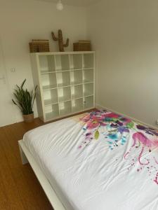 Spacious 4 bedroom apartment 4th floor downtown 600m from the beach