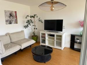 Spacious 4 bedroom apartment 4th floor downtown 600m from the beach