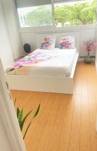Spacious 4 bedroom apartment 4th floor downtown 600m from the beach