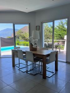villa au calme avec piscine et vue sur le lac