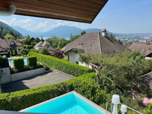 villa au calme avec piscine et vue sur le lac