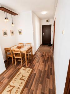 Time Capsule-Retro Retreat