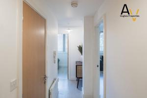 Central Milton Keynes 2-Bed Apartment - Parking By AV Hughes Properties