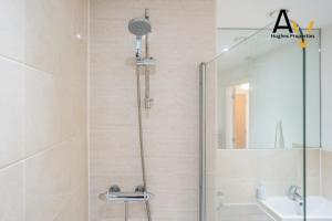 Central Milton Keynes 2-Bed Apartment - Parking By AV Hughes Properties