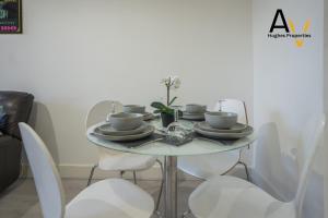 Central Milton Keynes 2-Bed Apartment - Parking By AV Hughes Properties