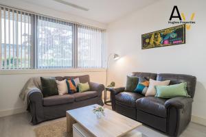 Central Milton Keynes 2-Bed Apartment - Parking By AV Hughes Properties
