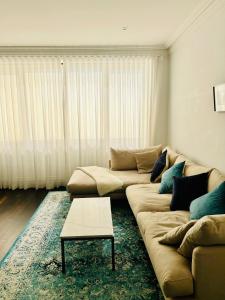 Chic, spacious apartment in iconic Art Deco Building, Potts Point