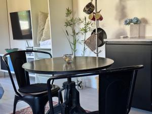 Gästhus i lummig trädgård - i idylliska Örum