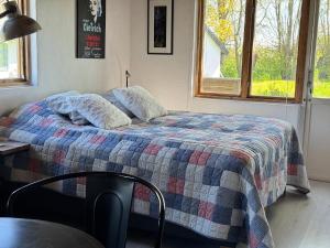 Gästhus i lummig trädgård - i idylliska Örum