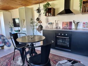 Gästhus i lummig trädgård - i idylliska Örum