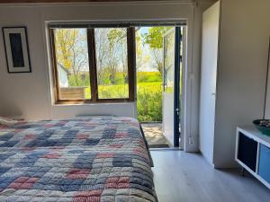 Gästhus i lummig trädgård - i idylliska Örum