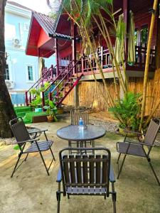 bungalow west water vang vieng