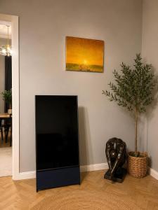 100 sqm, Prague 1, renovated with bijoux balcony