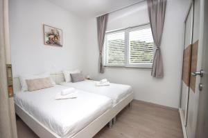 Apartment Bogoje - Two Bedroom Apartment with Private Parking