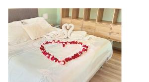 2 hébergements - 10 couchages - parking, piscine, jacuzzi - convivialité