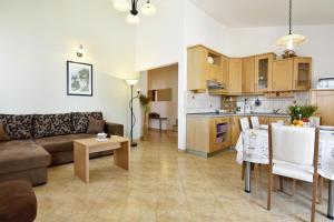 Bright flat with shared pool in Tar
