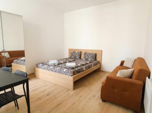 Close to City Center - Affordable Private Rooms with TV