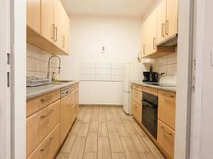 Close to City Center - Affordable Private Rooms with TV